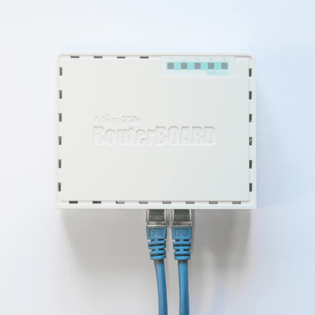 Фото Роутер MikroTik RB750Gr3 hEX (RouterOS L4) with power supply and case 5 port 10/100/1000 гигабитный высокопроизводительный Ethernet